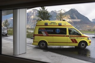 Grièvement blessé, le motard a été médicalisé sur place puis transporté par ambulance à l’hôpital de Sion. Son pronostic vital est engagé (image d'illustration).
